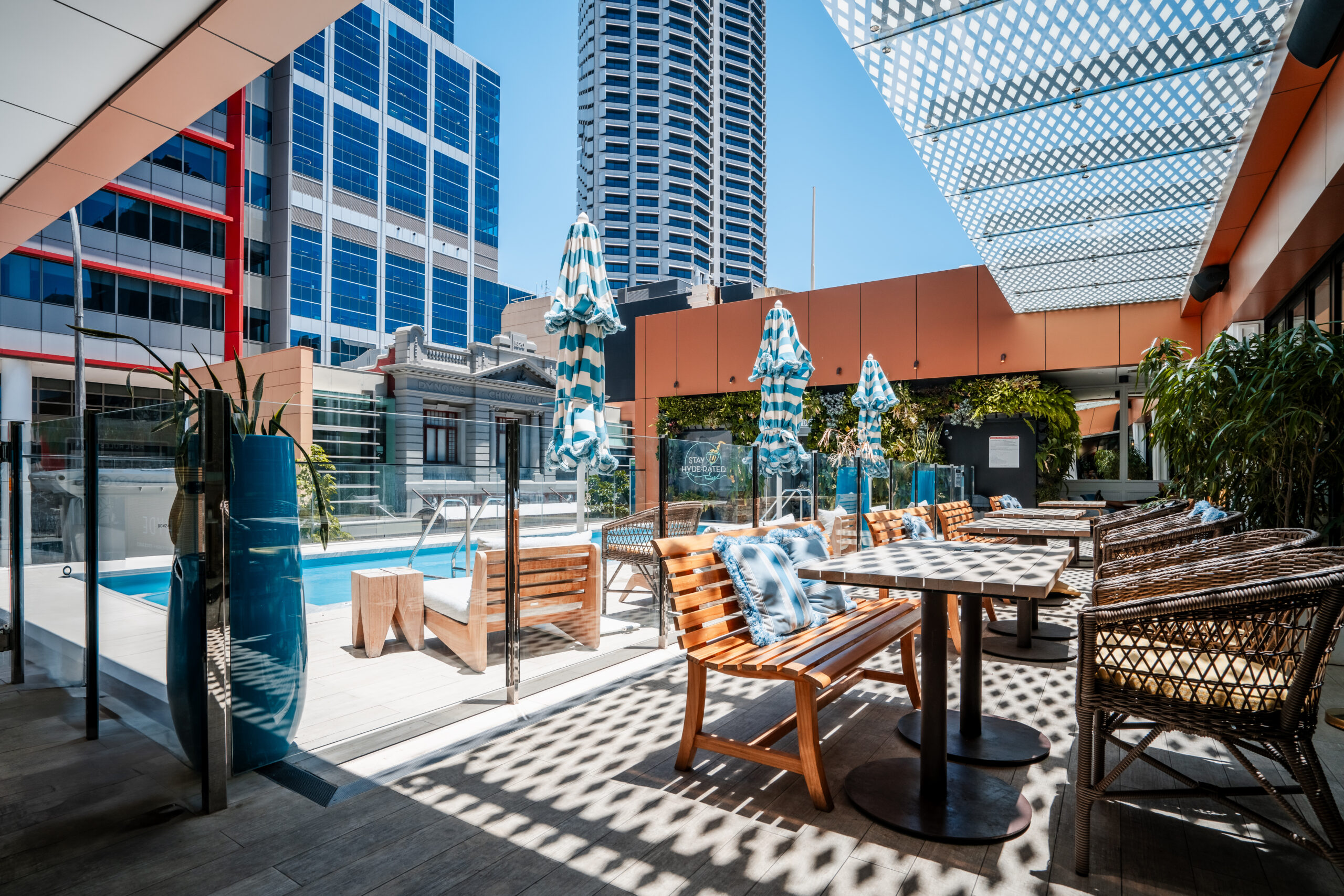 Terrasse rooftop avec mobilier — photo immobilière ambiance estivale
