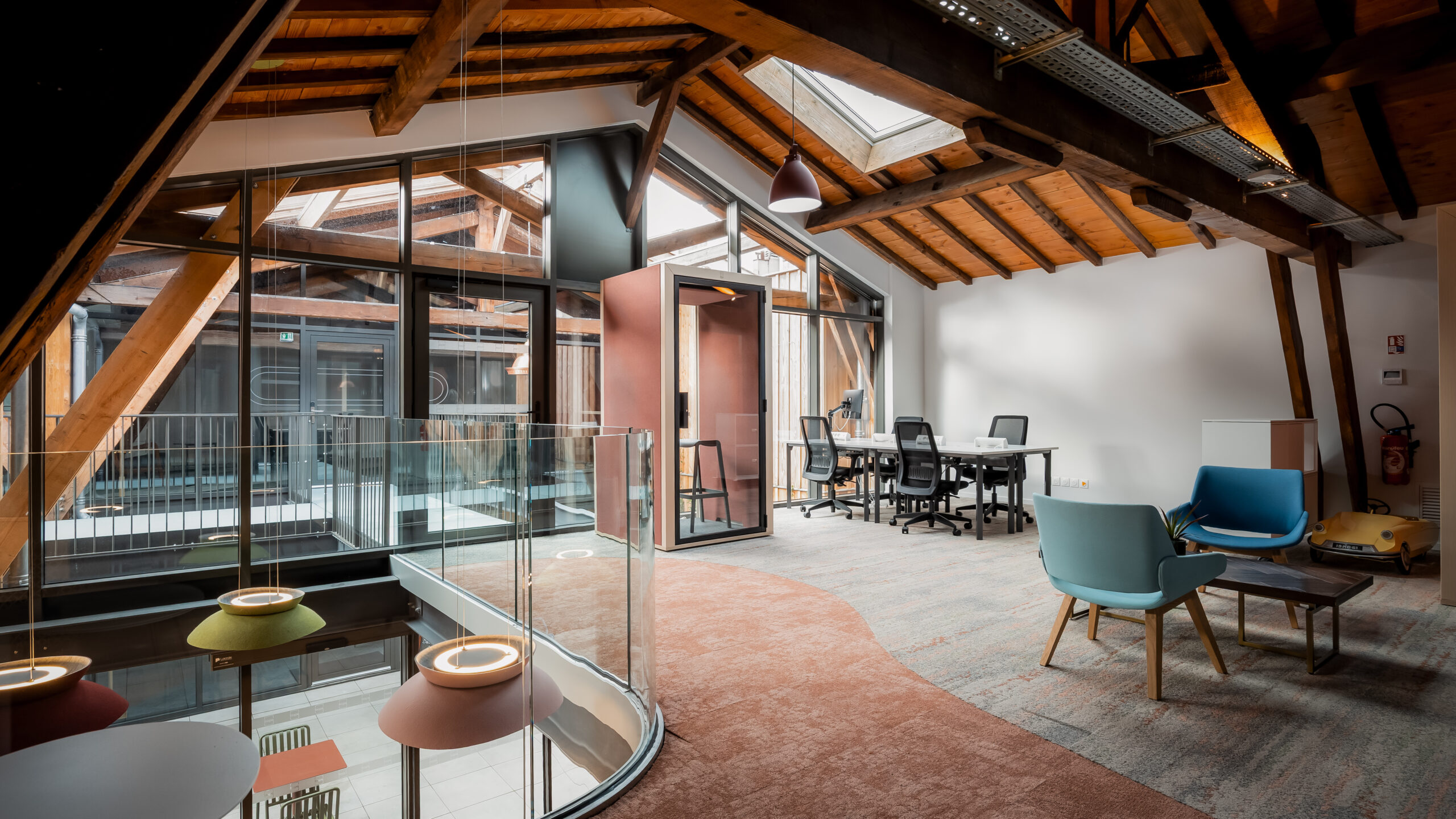 Intérieur sous charpente bois — aménagement bureaux design avec verrière