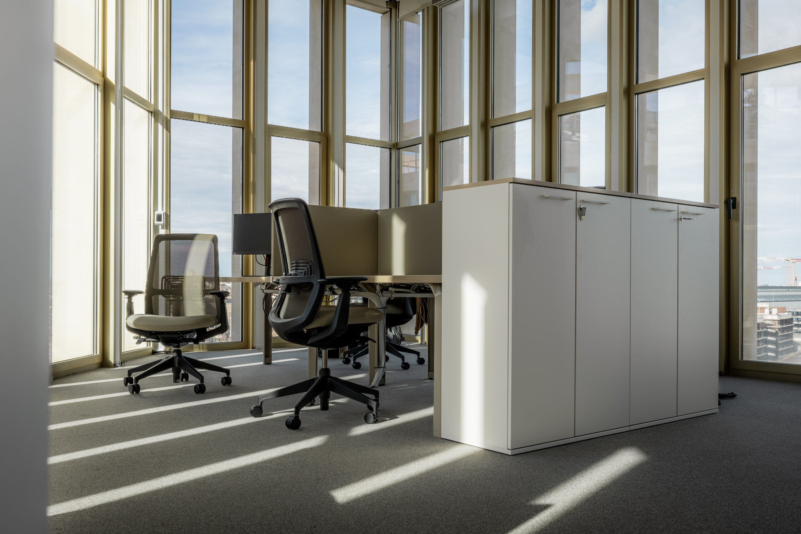 Espace de travail open space — mobilier de bureau Haworth photographié par Jason Mathot