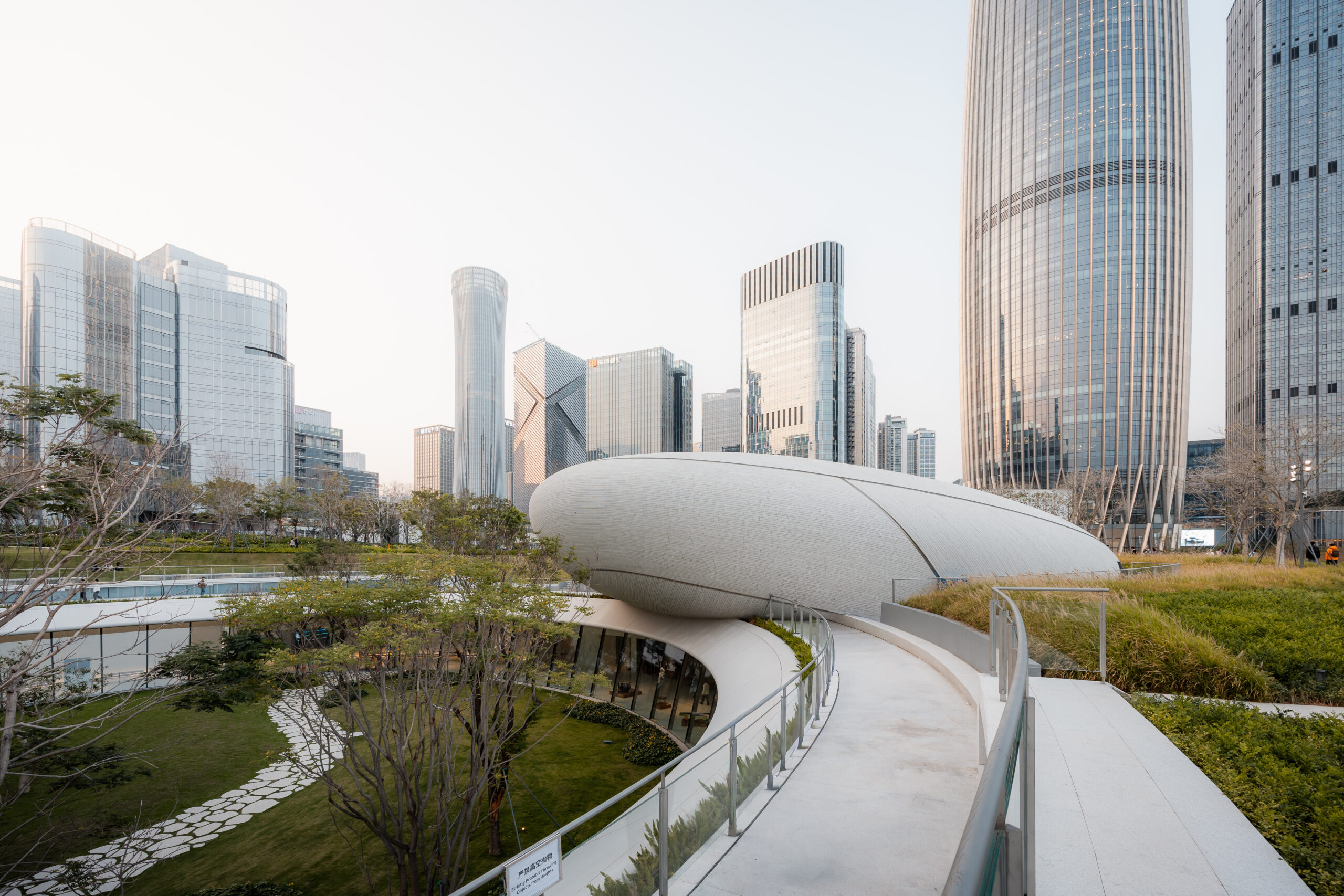 Architecture extérieure moderne — banc design avec vue sur tours de La Défense
